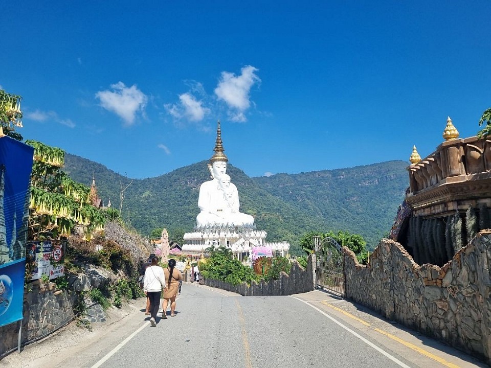 วัดพระธาตุผาซ่อนแก้ว อ.เขาค้อ จ. เพชรบูรณ์